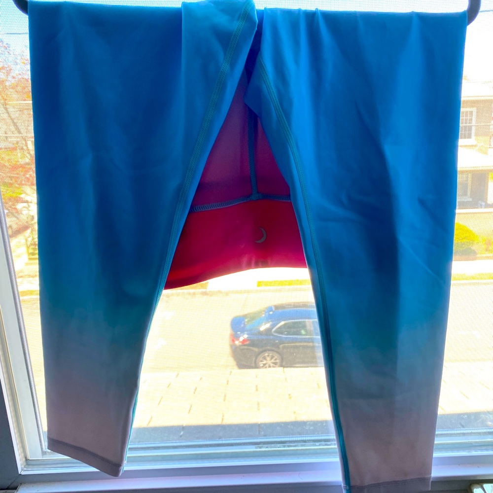 Firecracker Light n Tight Hi-Rise 7/8 24" Girls 12-14. Fits an 8-10 women’s. EUC